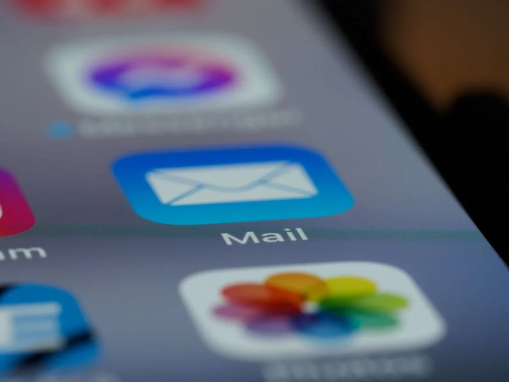 Une personne utilise un téléphone portable pour ses mails